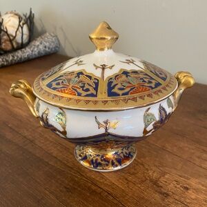 Elegant Gold-trimmed Chinese Export covered Dish